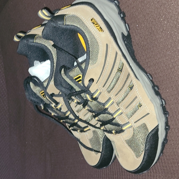 New Fila Travail 2 sizes 8 wide and 12 - Picture 3 of 8